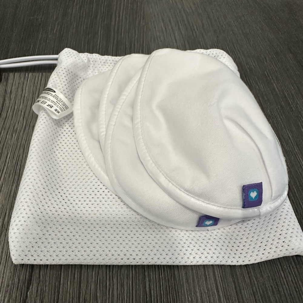 Set of 4 Lacinosh washable reusable breast pads w/ wash bag - new and never used